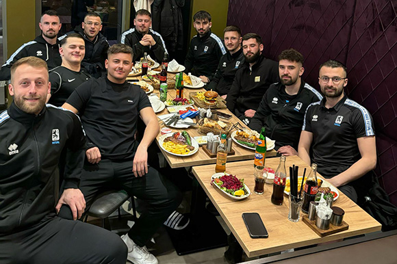 Zum Abschluss eines gelungenen Auswärtsspiels gingen die Futsallöwen in Darmstadt zum Essen. Foto: Privat